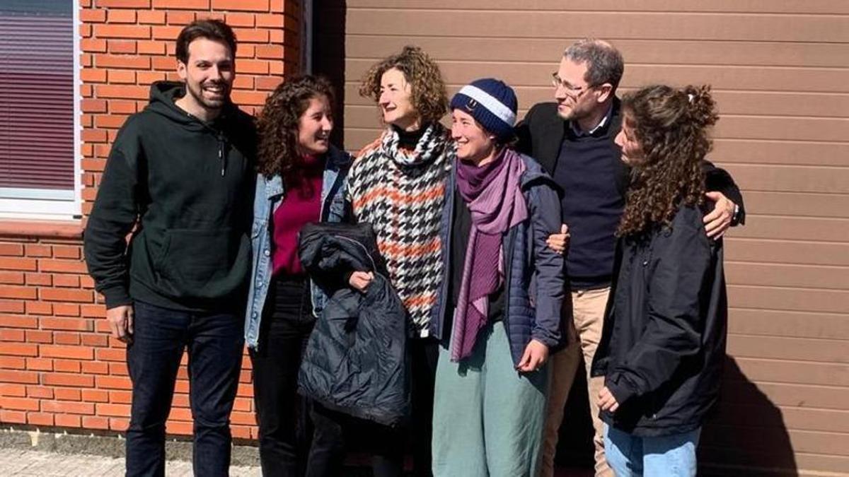 Ana Baneira y su familia a su llegada a Compostela.