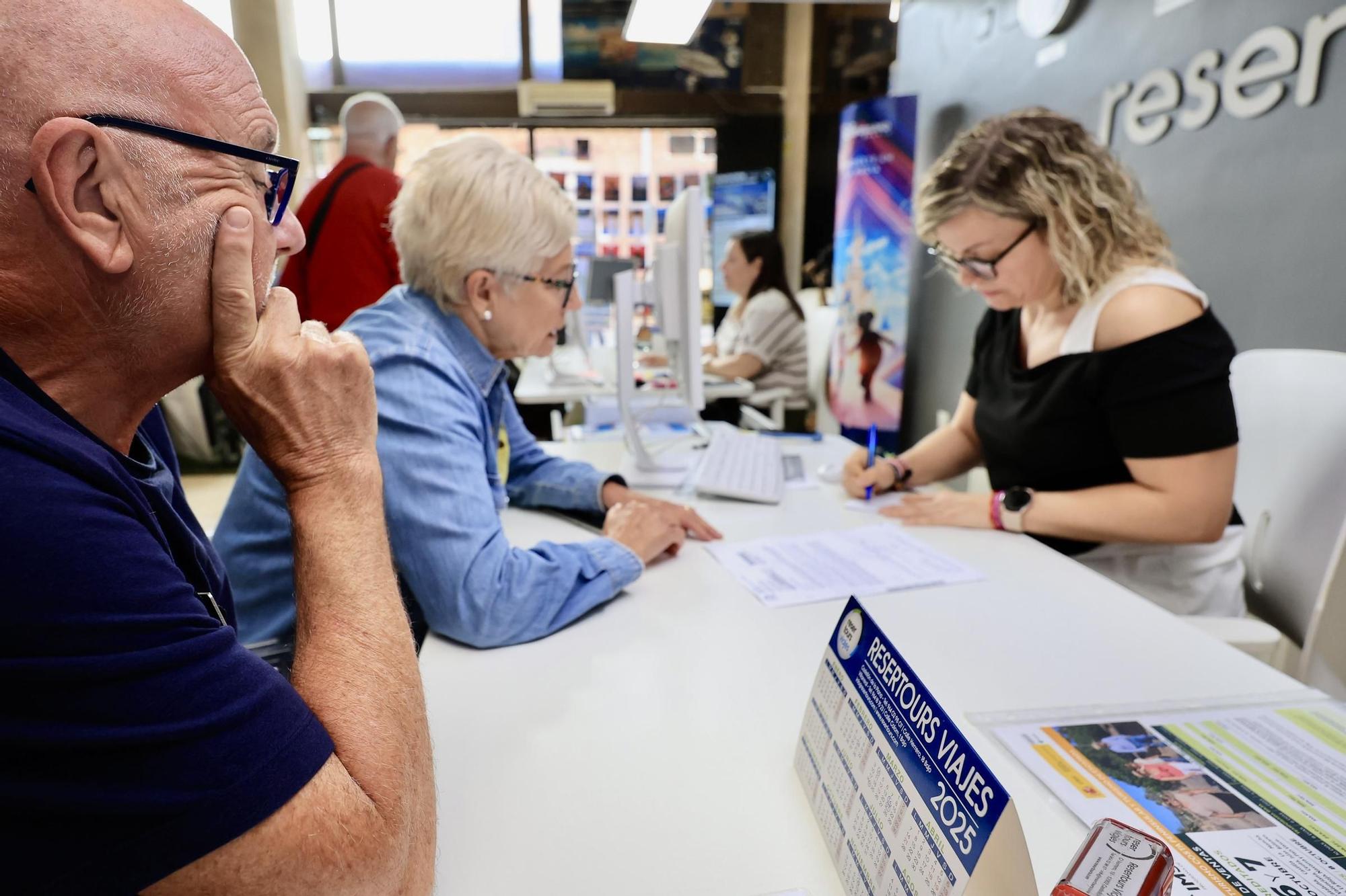 Alud de jubilados en las agencias de Castellón para 'cazar' un viaje del Imserso