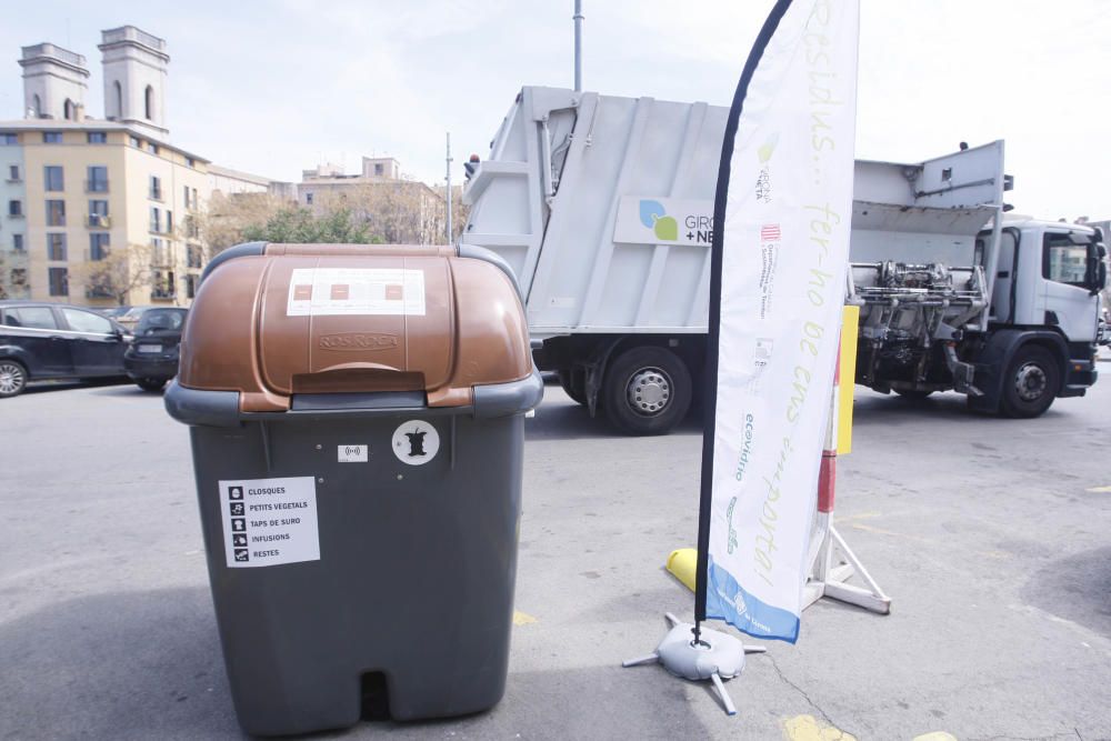 Primer dia de la posada en marxa dels «contenidors intel·ligents» a Girona