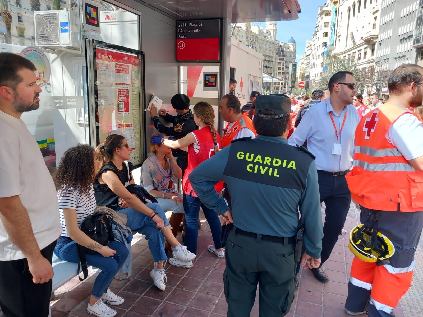 Alrededor de 20 personas resultan heridas en la mascletà al desviarse una carcasa