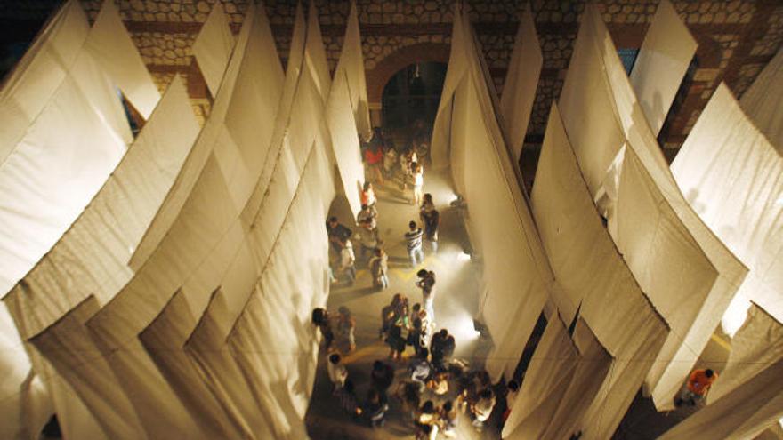 Alumnos de la Escuela de Arquitectura crearon el «Laberinto de las sombras»: un espacio para la imaginación.