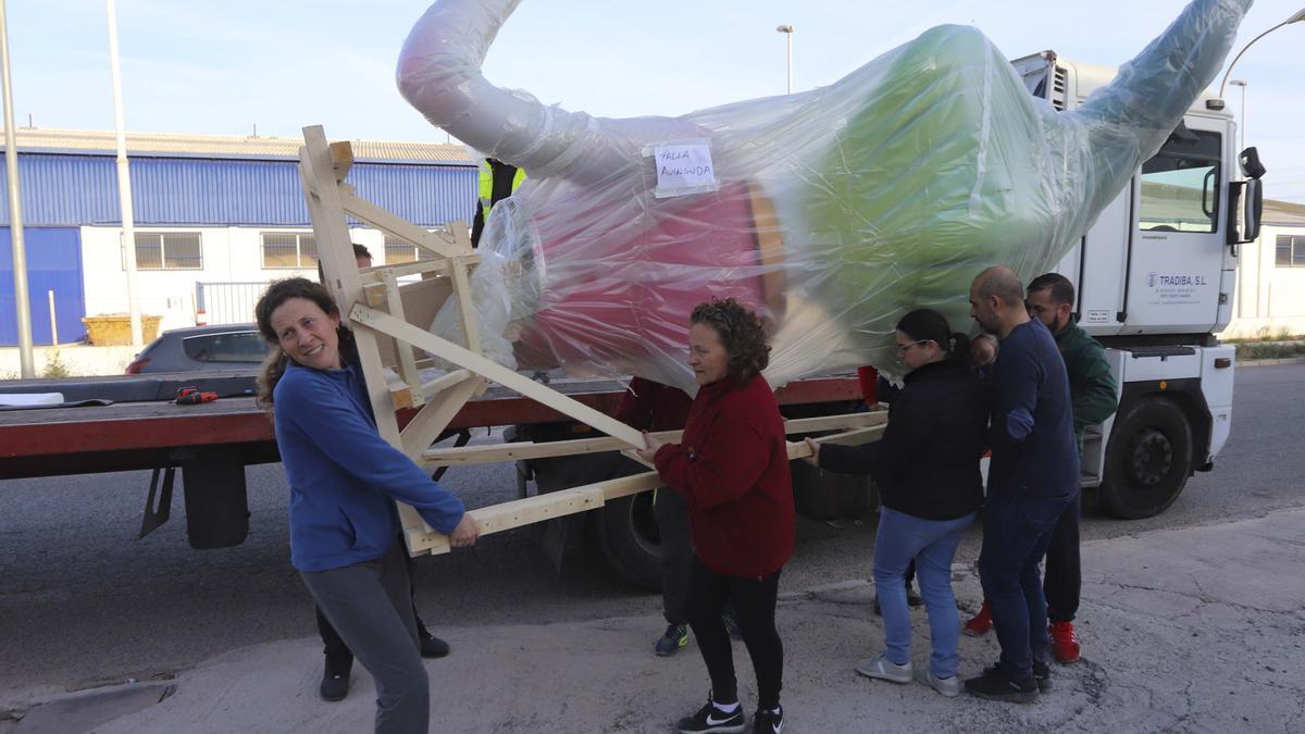 Unos falleros retirando monumentos en 2020 para guardarlos.