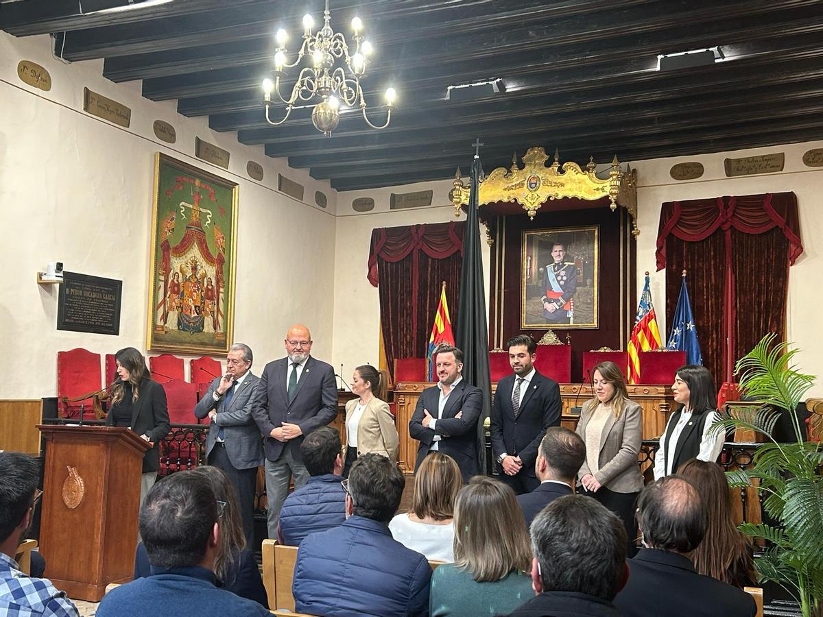 El acto de presentación de la Trencà del guió en el salón de plenos del Ayuntamiento de Elche