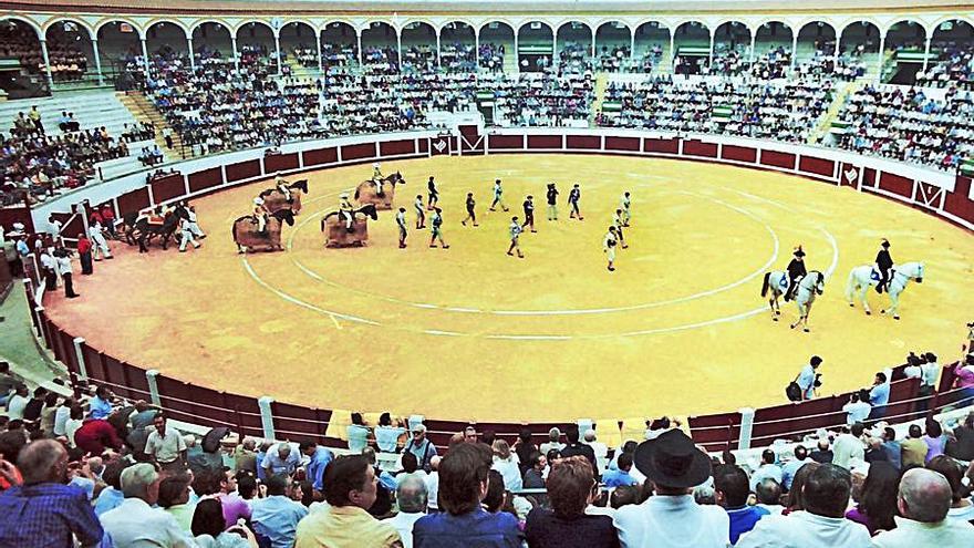 Histórico. Primer paseíllo en la renovada plaza de Pozoblanco.