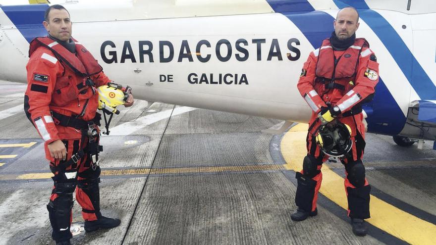 Javier Losada y Carlos Rodríguez antes de participar en una misión en el helicóptero Pesca I. // Manuel M.