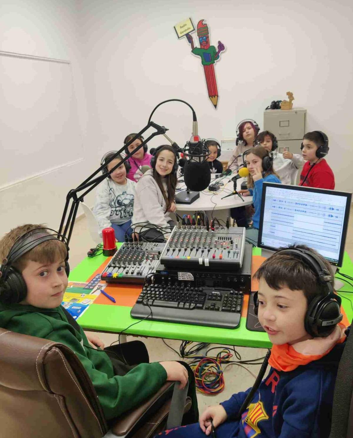 O alumnado da radio do CEIP Ramón de Valenzuela. |