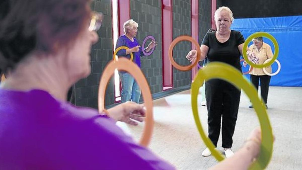 Clases prácticas 8 Una sesión de circo para mayores en el Ateneu de Nou Barris.