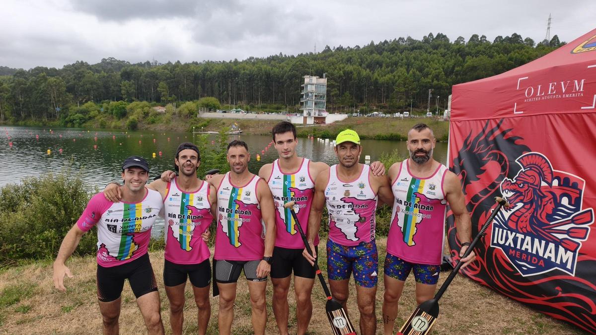 Carlos Pérez y Francisco Santos, quinto y sexto por la izquierda, con sus compañeros del Club de Mar Ría de Aldán.