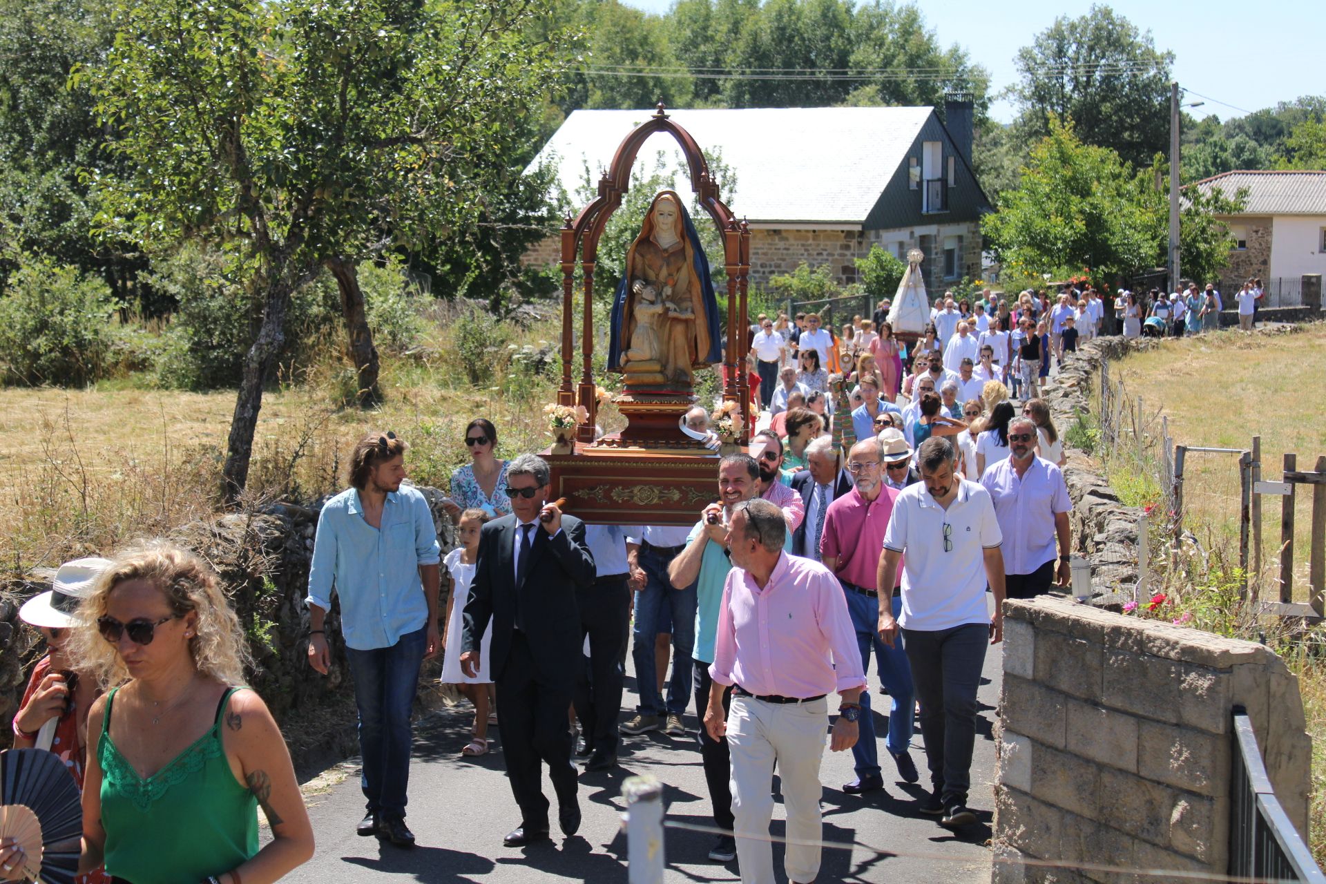 GALERÍA | Robleda procesiona con Santa Ana