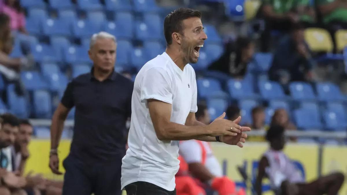 Luis García, dando instrucciones durante un partido de Las Palmas.