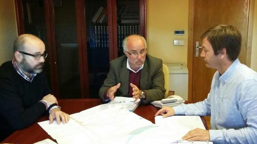 El alcalde (dcha.) y el concejal de Urbanismo (izda.), en la reunión con el presidente de Portos de Galicia.