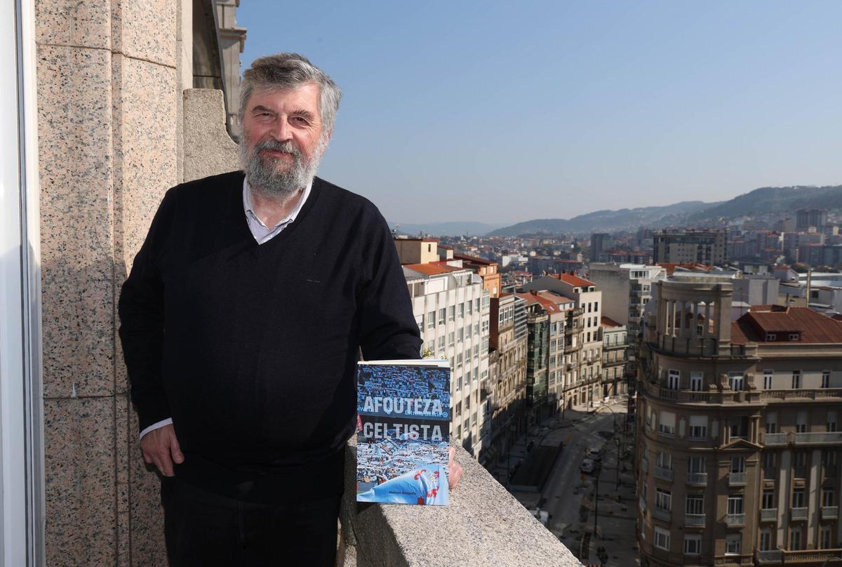 O escritor, no balcón do seu fogar, en Vigo.