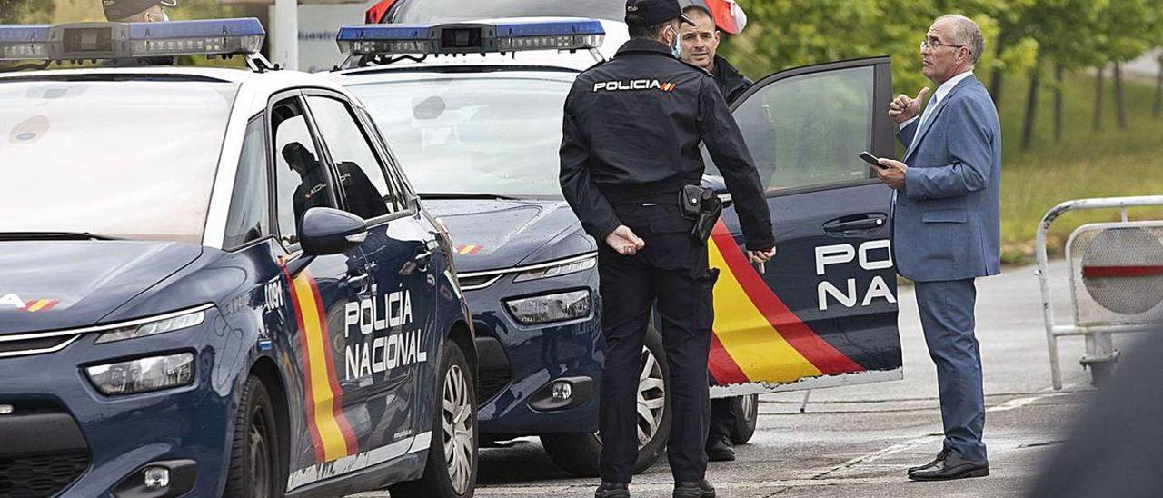 Jaime Arbolés, que se presentó ese día como asesor jurídico de Grupo Riesgo, habla con agentes de la Policía Nacional acerca de la concentración de trabajadores reunida a la puerta de la fábrica.