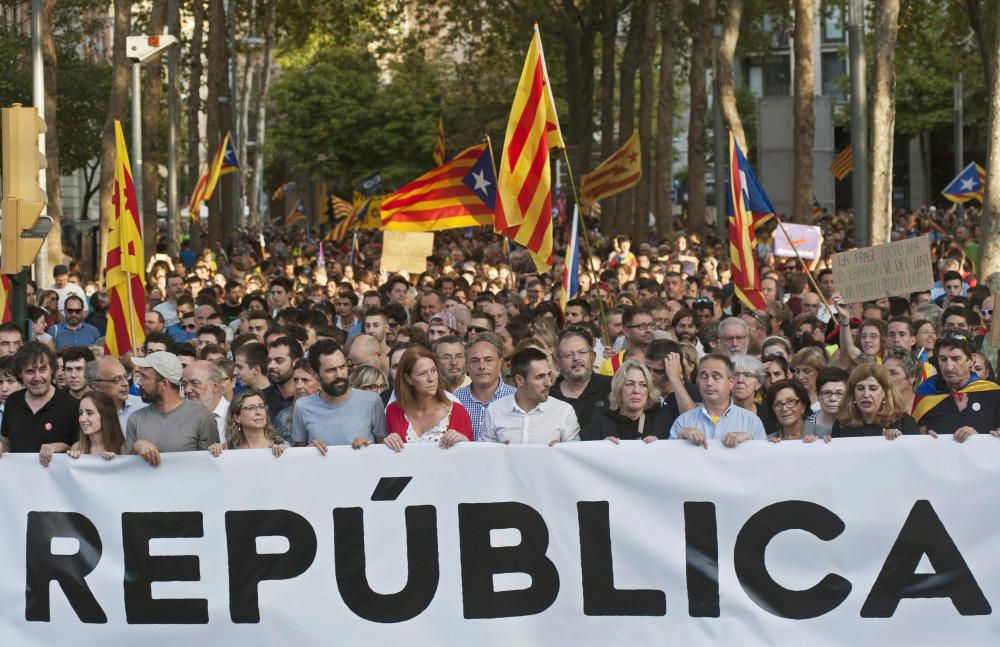 Manifestació històrica a Girona per rebutjar la violència policial l'1-O