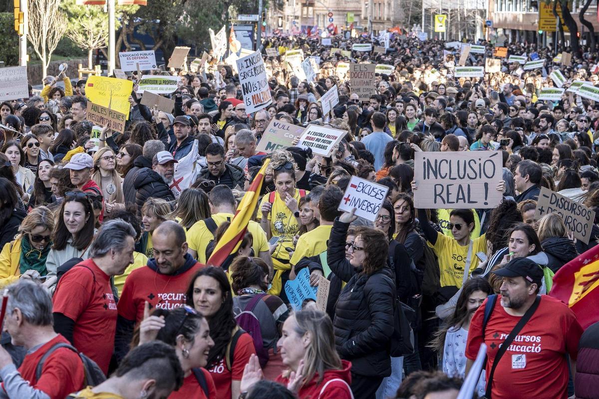 Pancarta que reza '¡Inclusión real! en la maninfestación de la huelga docente del 11 de febrero en Barcelona.