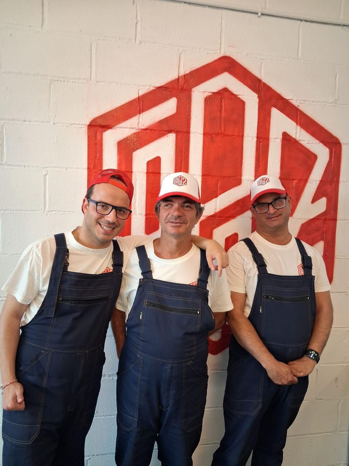 Álvaro, Juan Francisco y Raúl con el uniforme y las gorras de 'Capaz'.