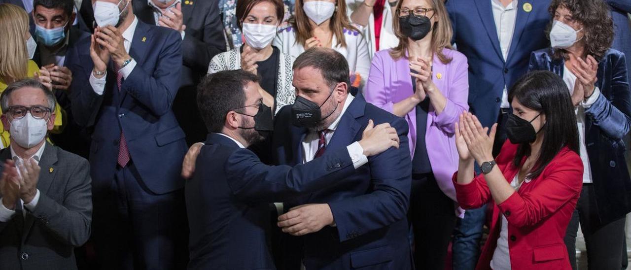 Junqueras y Aragonès se abrazan tras la investidura