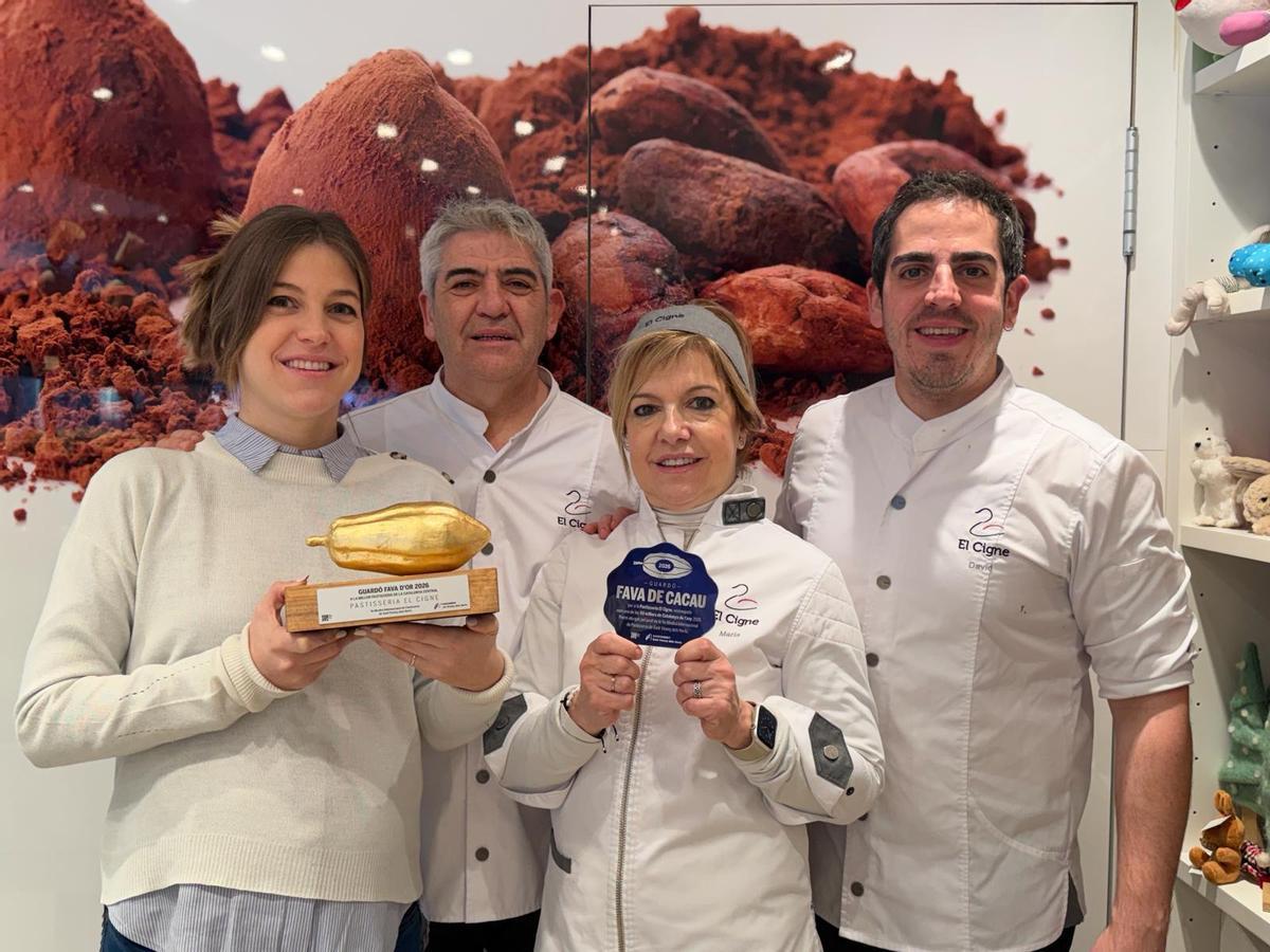 Anna Pérez, Salvador Pérez, Maria Blaya i David Pérez amb els guardons Fava d'Or i Fava de Cacau