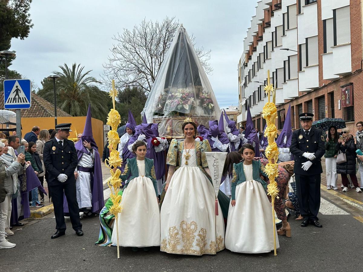 Glorioso Encuentro en Torrent 2024: La Virgen procesiona con una lona de plástico.