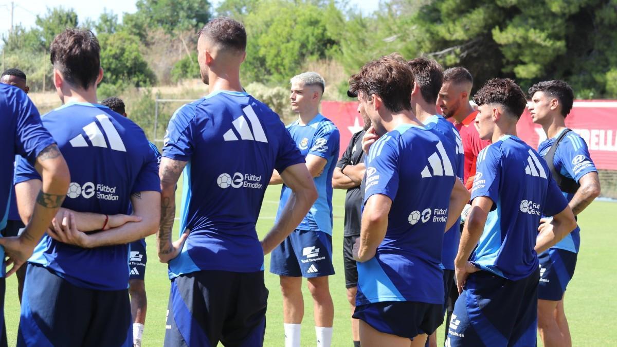 Nil Jiménez, en el centro, entrenando con los granas