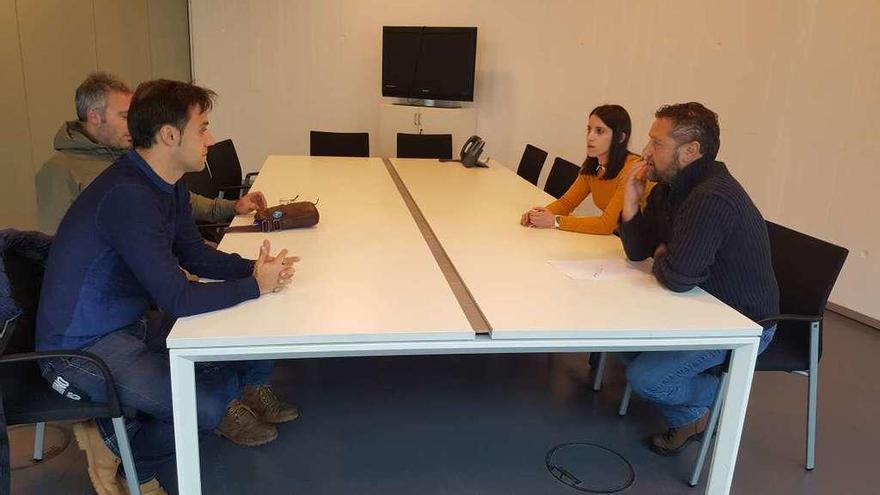 Los representantes de la ANPA de Vilatuxe, ayer, con Lara Rodríguez Peña y Miguel Medela.