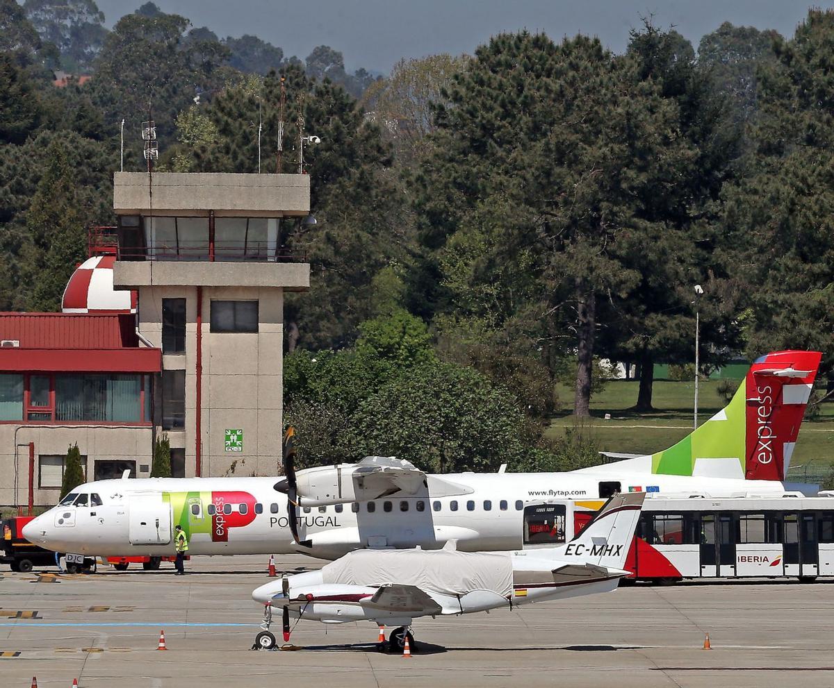 Un avión de TAP Portugal en el aeropuerto de Peinador el pasado 2018.   | FOTO: M.G. BREA