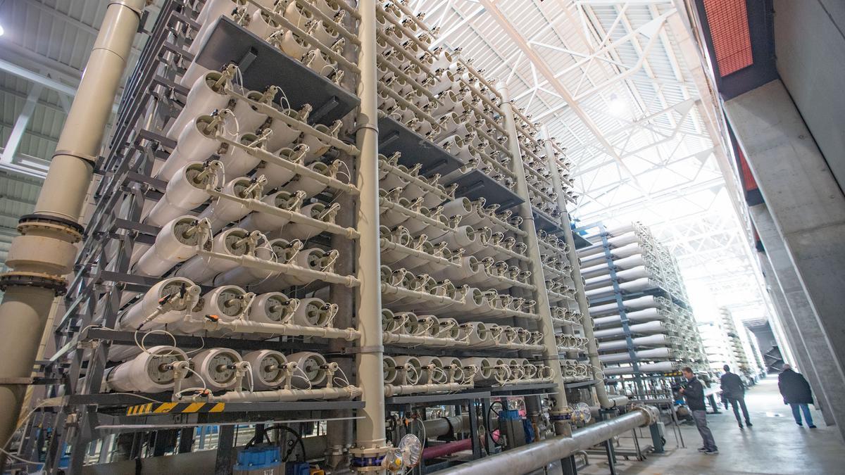 Bastidores de producción de agua por ósmosis inversa en la planta desalinzadora