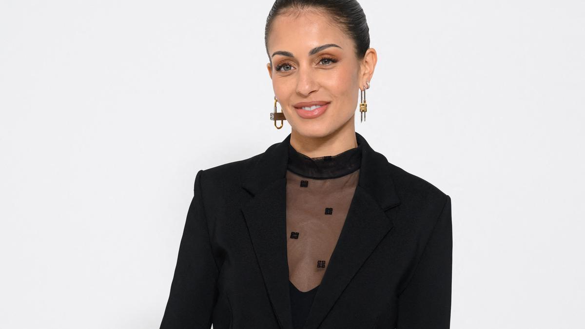 Hiba Abouk sabe cómo hacer del traje negro una prenda poderosa (y sexy)