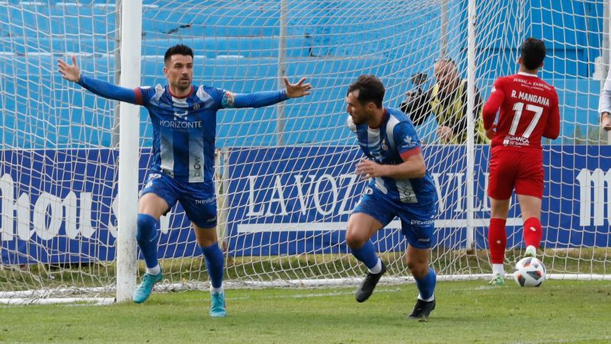 Natalio celebra su gol, acompañado por Pablo Espina. | Mara Villamuza