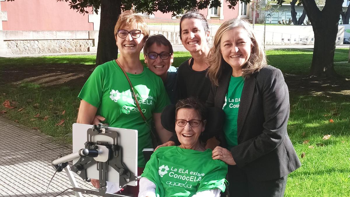 Teresa Rodríguez, en el centro, junto a sus hermanas, su sobrina y Damaris Domínguez, secretaria de Agaela.