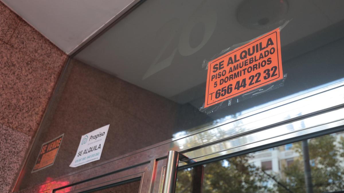 Carteles de 'se alquila' en un portal de la avenida Gran Vía de Zaragoza