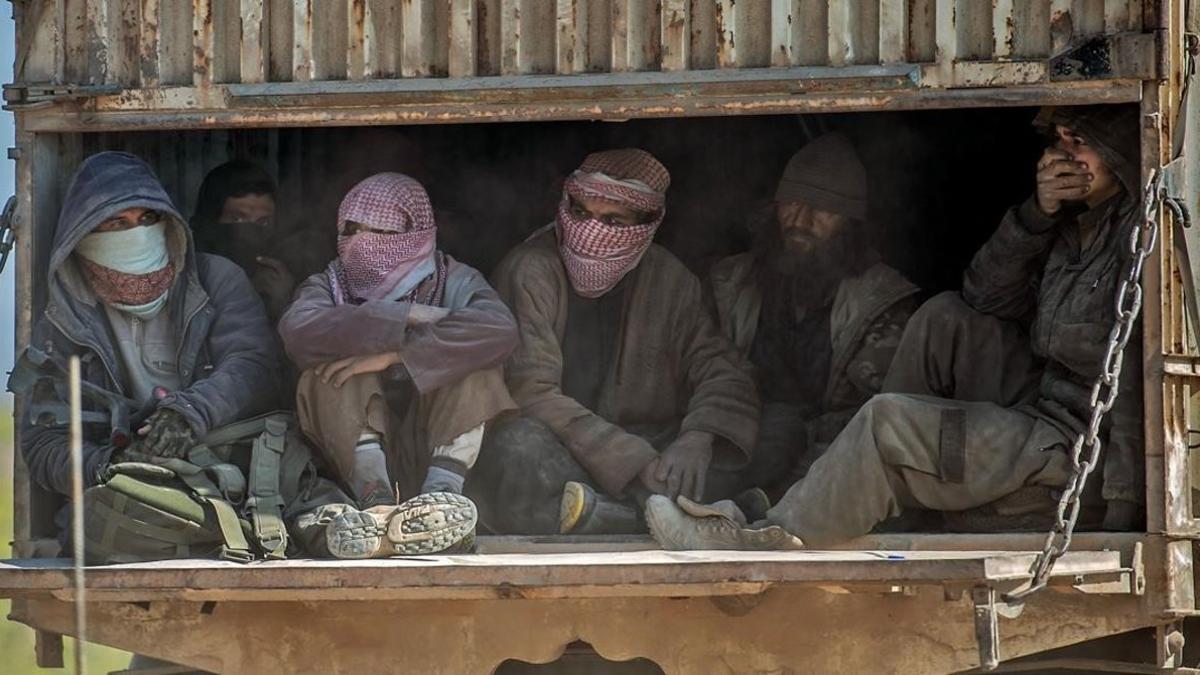 Traslado de yihadistas del Estado Islámico tras rendirse en Baghouz.