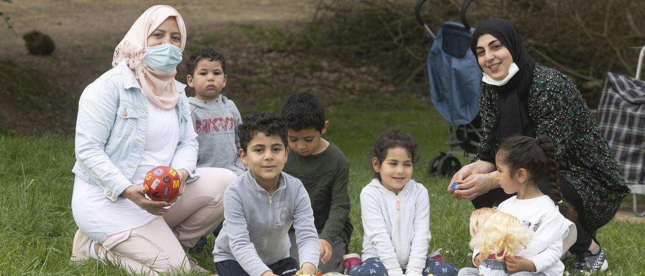 Fátima Zahra y Nadia Azzgougue con sus hijos, este martes, en el parque de la falda del Naranco, en Oviedo.