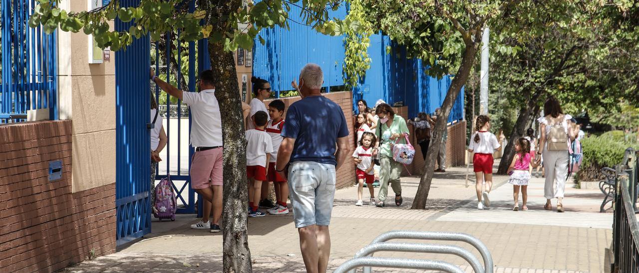 Padres recogen a sus hijos antes de tiempo en un colegio de Cáceres, en una fotografía de archivo.