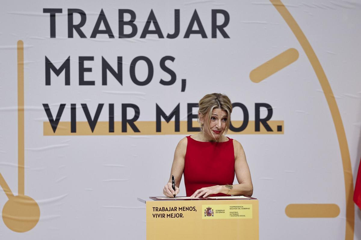 La vicepresidenta segunda del Gobierno y ministra de Trabajo, Yolanda Díaz, firma el acuerdo alcanzado con los sindicatos para reducir la jornada laboral a 37 horas y media en 2025.