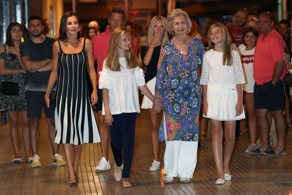 Las mujeres de la familia real, doña Letizia, doña Sofía, y las infantas Sofía y Leonor, acuden a presenciar ballet en el auditorio de Palma de Mallorca