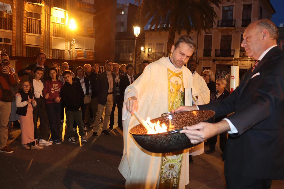 El párroco del Rosario prepara la bendición del fuego