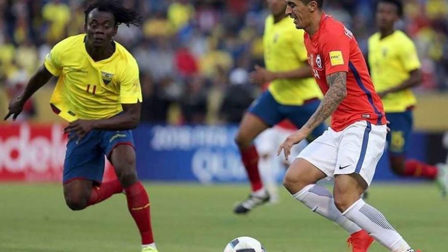 Pablo Hernández controla el balón durante el partido de la selección chilena contra Ecuador.