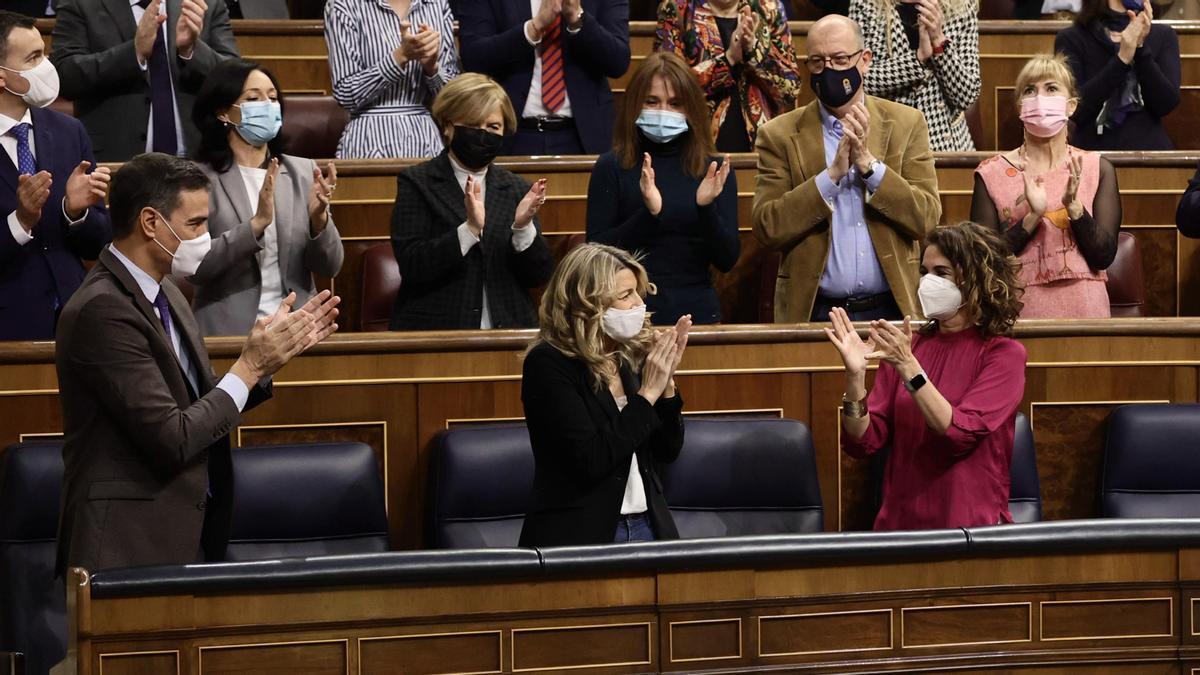 El president del Govern espanyol, Pedro Sánchez; la vicepresidenta, Yolanda Díaz; i la ministra María Jesús Montero, aplaudeixen durant la sessiósión plenaria en el Congreso