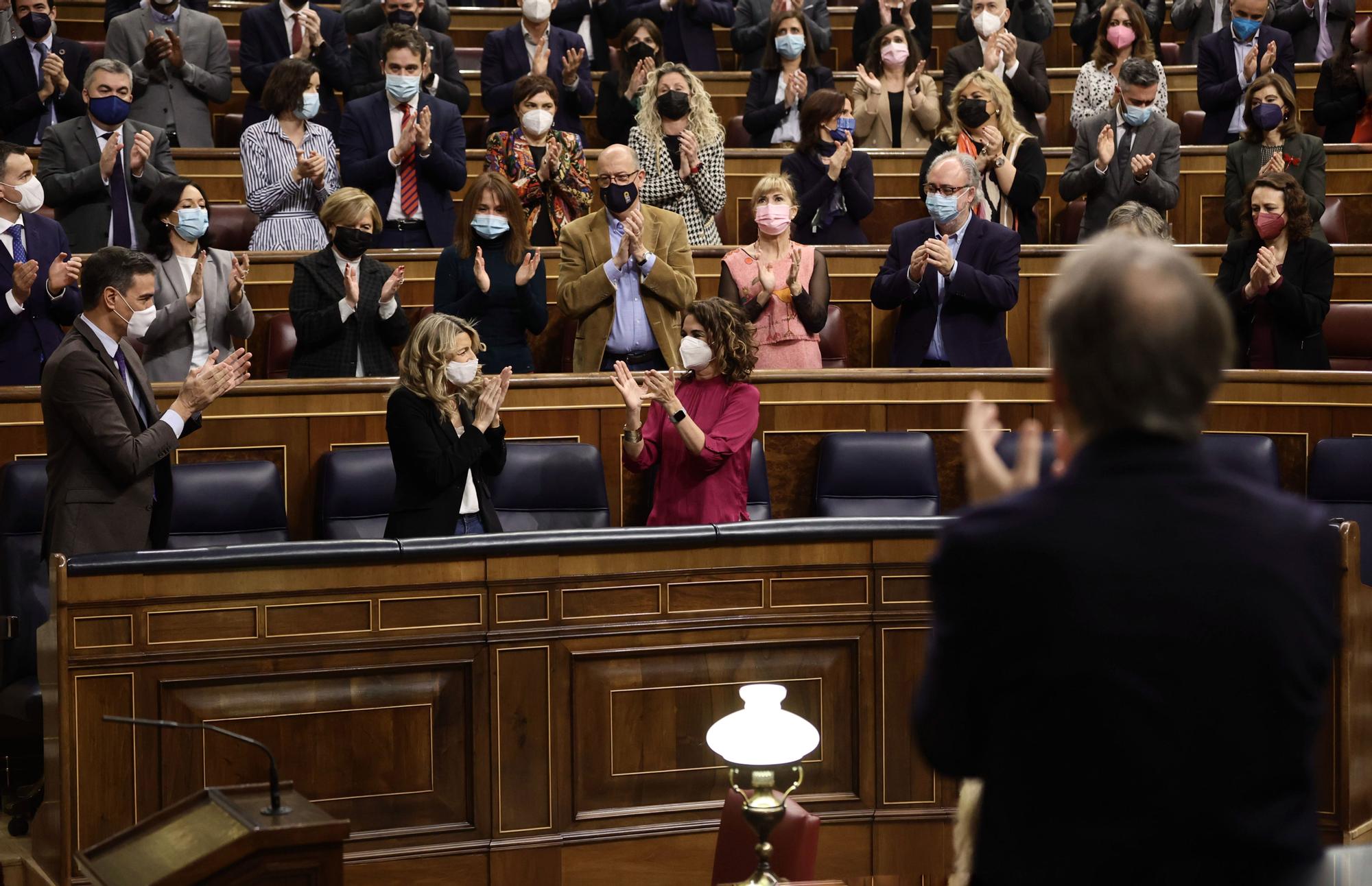 (I-D) El presidente del Gobierno, Pedro Sánchez; la vicepresidenta segunda del Gobierno y ministra de Trabajo y Economía Social, Yolanda Díaz; y la ministra de Hacienda, María Jesús Montero, aplauden en una sesión plenaria en el Congreso