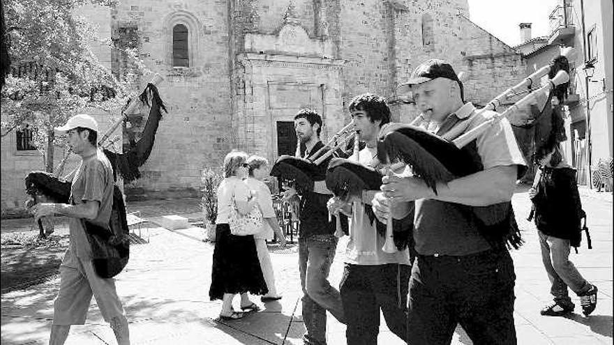 Una banda asturiana de gaitas sorprende a los viandantes del casco antiguo con un concierto espontáneo