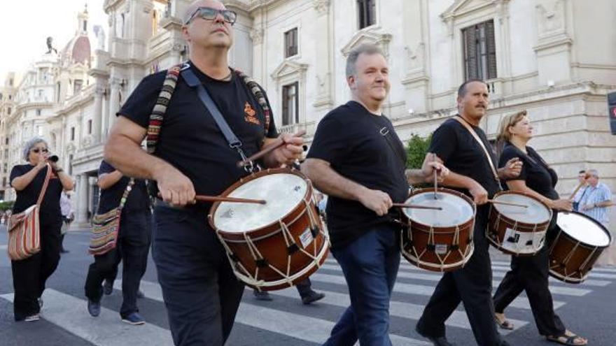 El «tabal» y la «dolçaina» protagonizó un pasacalle por el centro de la ciudad.