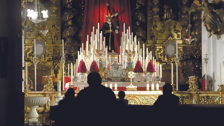 ALTAR DE CULTOS EN LA TRINIDAD LAS PROCESIONES DESAPARECIERON EN CÓRDOBA HASTA MEDIADOS DE LA CENTURIA DECIMONÓNICA, CAUSANDO UNA RUPTURA CON LA TRADICIÓN.