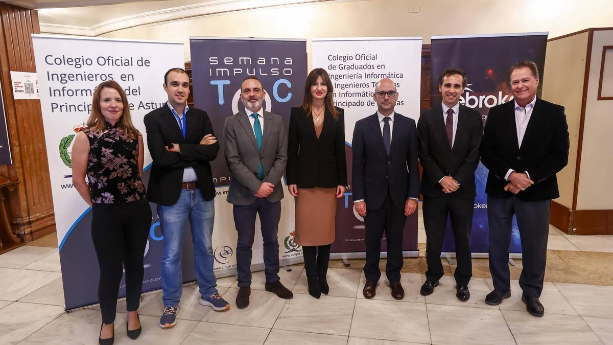 Representantes de los Colegios Profesionales de Ingenieros Informáticos y autoridades en una de las actividades que organizan.