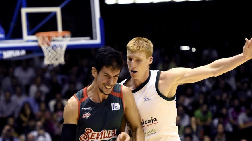 Alberto Díaz, en labores defensivas, en el partido que el Unicaja perdió el pasado año por 94-84.