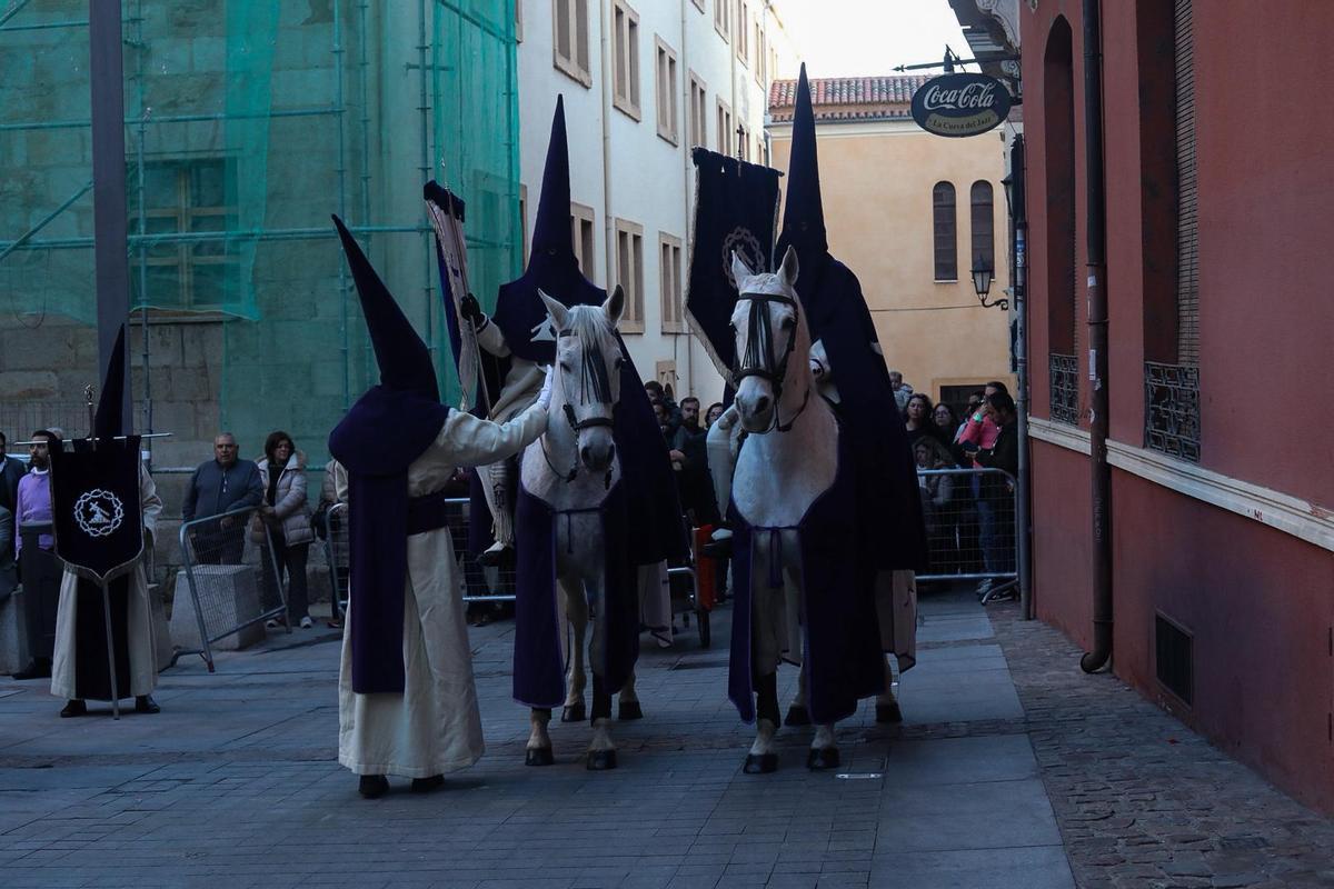 La procesión de Jesús del Via Crucis brilla modificando su recorrido habitual