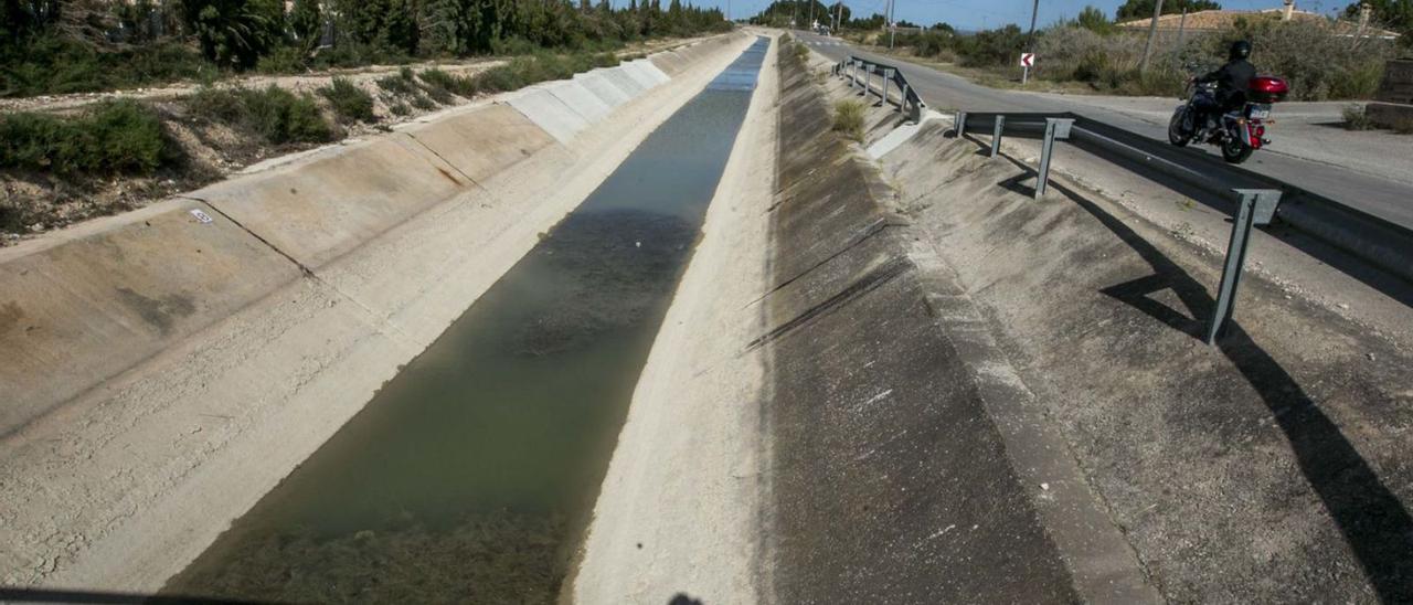 Canal a cielo abierto del trasvase en Crevillent, que volverá a llevar agua a final de mes. | ANTONIO AMORÓS