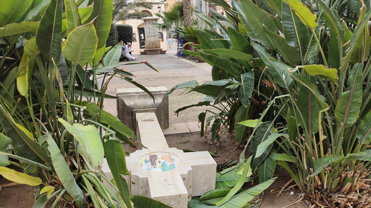 Imagen de la cruz, derribada sobre la jardinera de la plaza de la Santísima Faz, este jueves por la mañana.