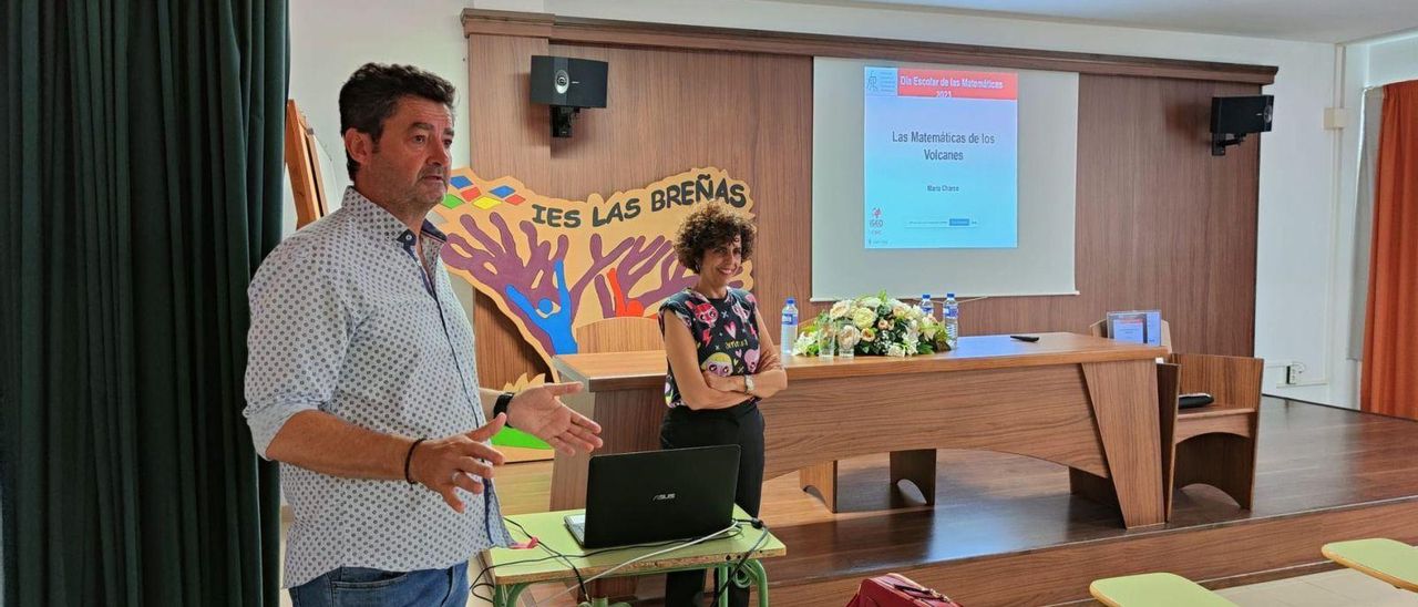 La conferenciante María Charco Romero, geóloga del Instituto de Geociencias del CSIC, durante una charla en IES Las Breñas.