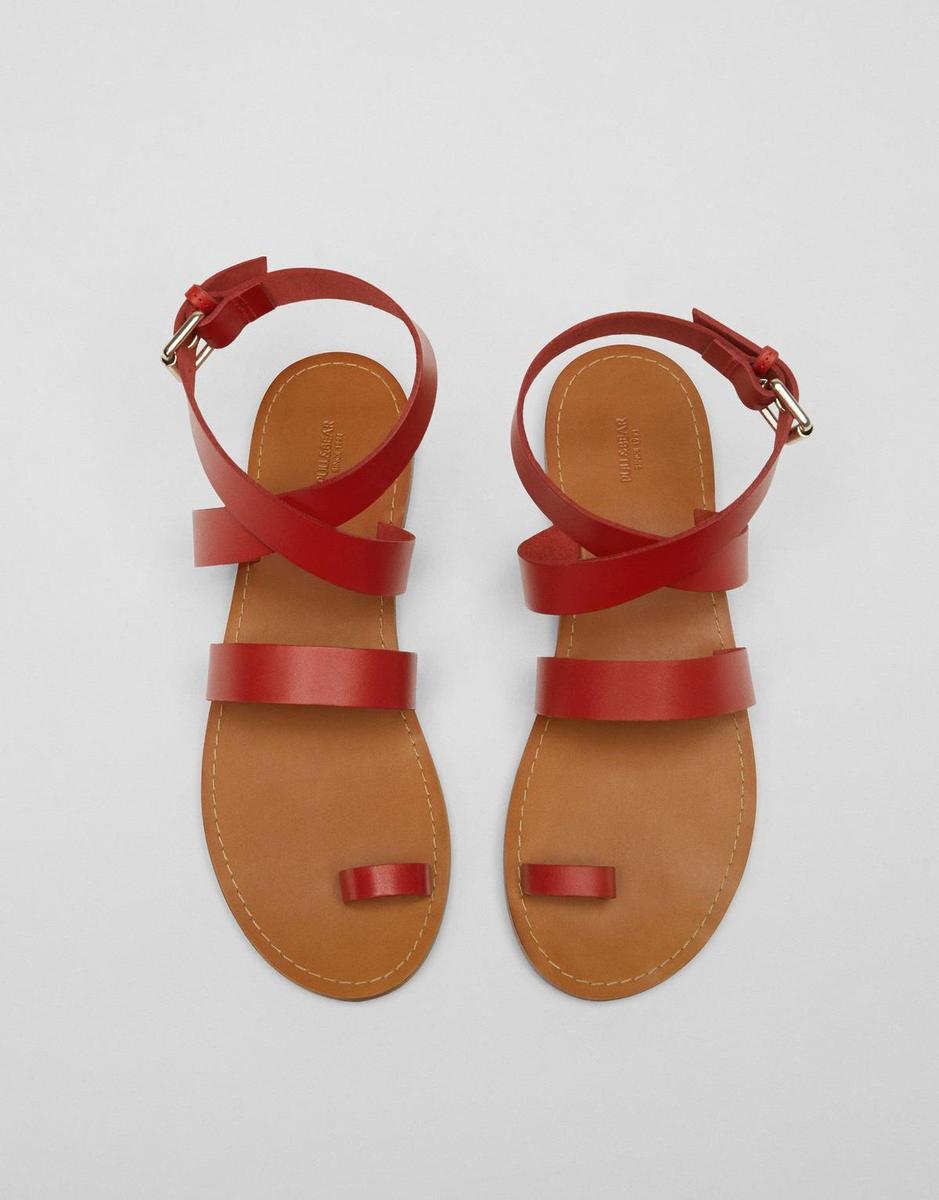 Sandalias de piel de Pull &amp; Bear (Precio: 5,99 euros)